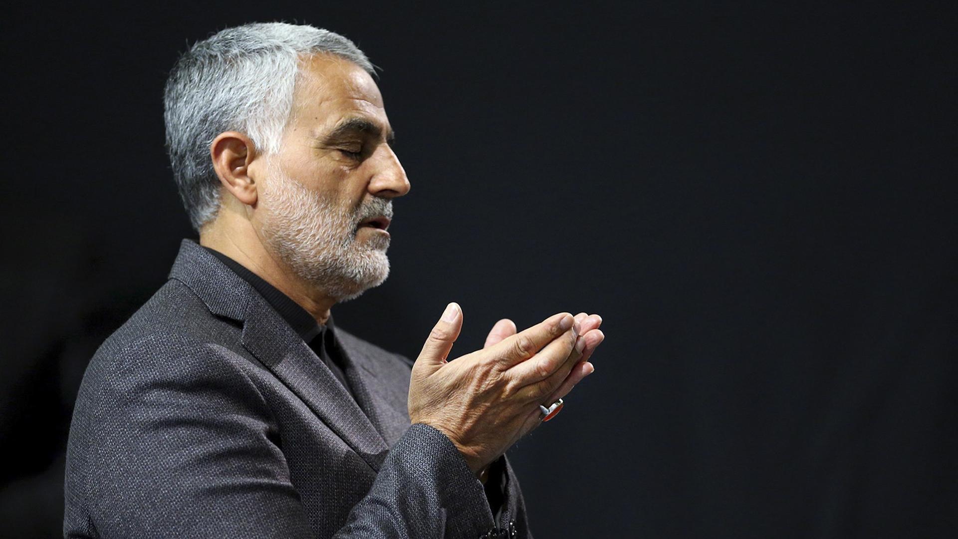 Ghassem Soleimani, der Kommandeur der iranischen Al-Kuds-Brigaden, ist beim Gebet während einer religiösen Zeremonie in einer Moschee zu sehen. 