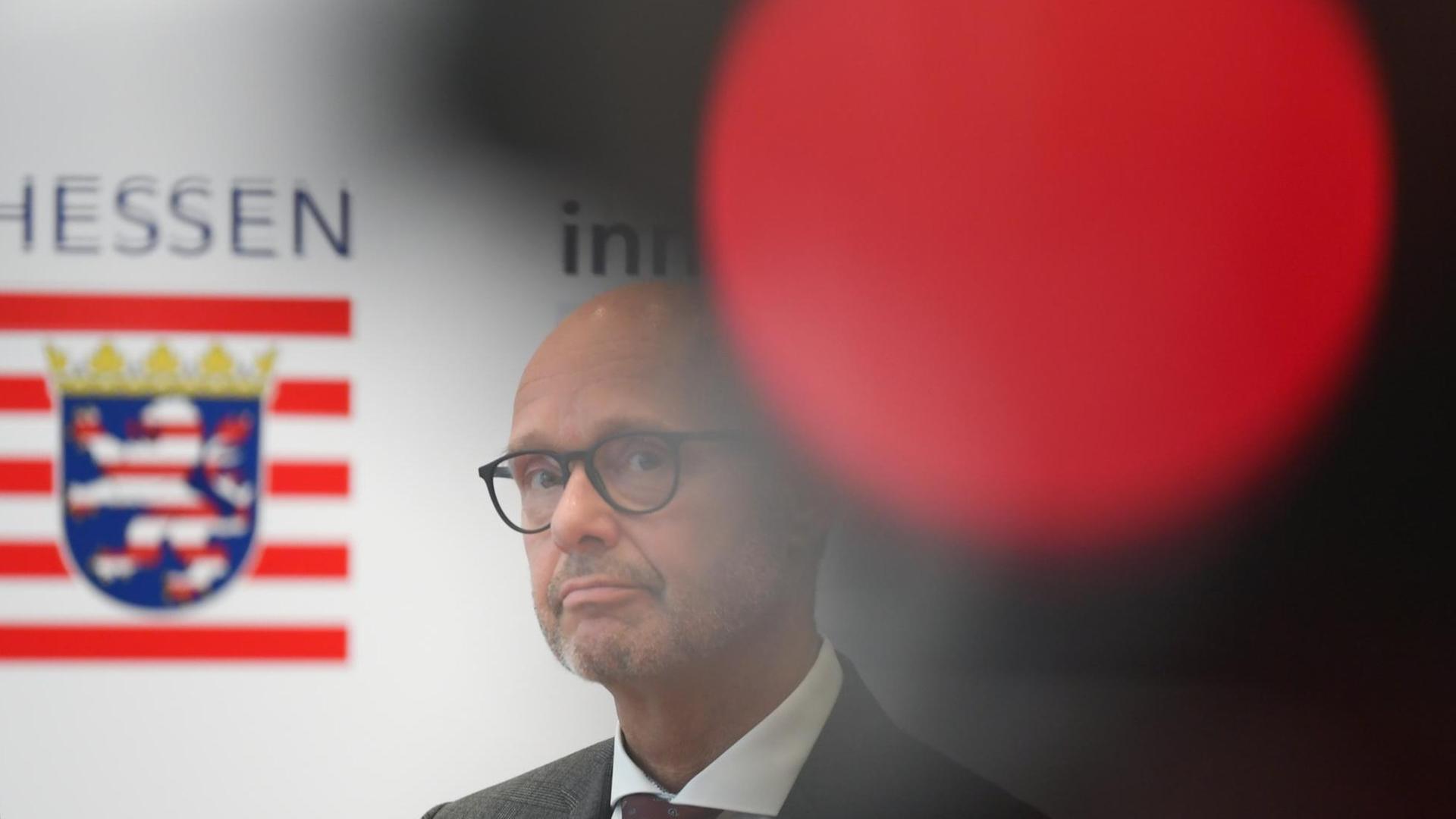 Roland Ullmann auf einer Pressekonferenz.