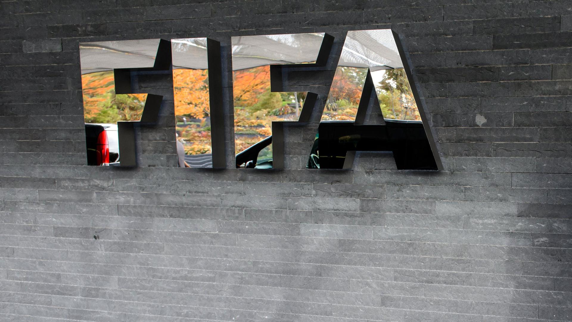 Ein Fifa-Logo an einem Gebäude des Verwaltungssitzes des Fußballweltverbandes in Zürich, Schweiz.