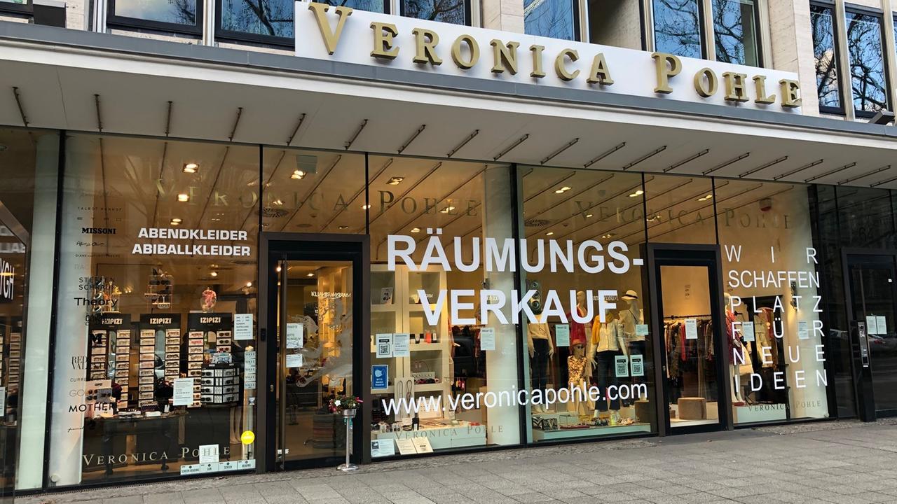 Ein Bekleidungsgeschäft am Kudamm in Berlin. Auf dem Fenster steht groß "Räumungsverkauf".