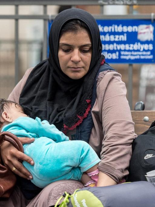 Eine Irakerin mit ihrem Baby wartet am Ostbahnhof in Budapest auf ihre Weiterfahrt nach Westen.