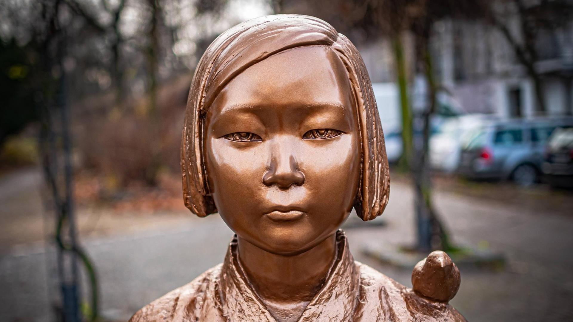 Eine bronzefarbene Frauenskulptur erinnert in Berlin-Mitte an die Koreanerinnen, die während des 2.Weltkriegs japanischen Soldaten als Zwangsprostituierte dienen mussten