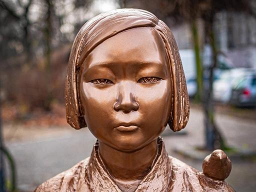 Eine bronzefarbene Frauenskulptur erinnert in Berlin-Mitte an die Koreanerinnen, die während des 2.Weltkriegs japanischen Soldaten als Zwangsprostituierte dienen mussten