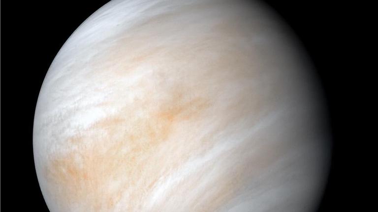 Wird auch immer wieder für ein UFO gehalten: unser Nachbarplanet Venus (NASA)