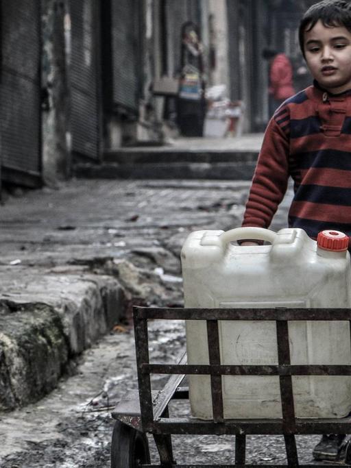 Ein Kind in Aleppo mit einem Wasserkanister