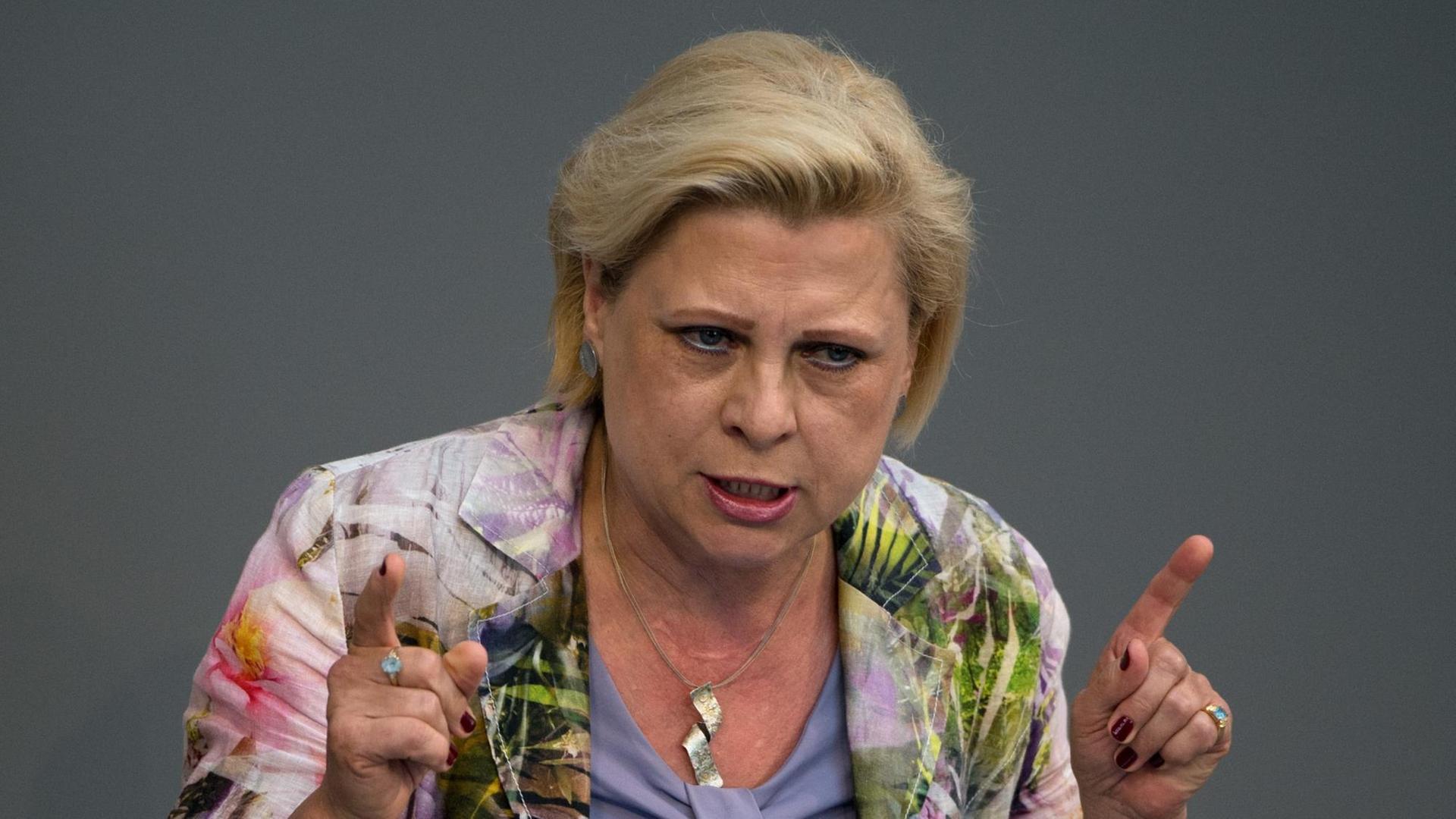 Die Vorsitzende des Forums Demokratische Linke, Hilde Mattheis (SPD), spricht am 04.07.2014 in Berlin vor dem Bundestag.