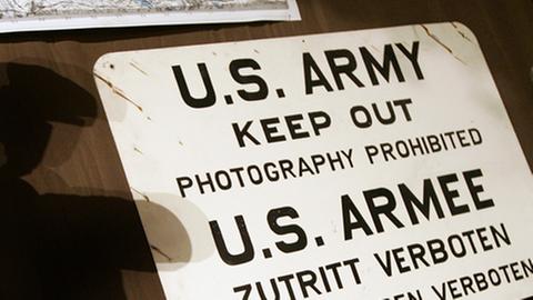Historisches Schild der US-Army in einer Ausstellung der Alliiertenmuseums in Berlin