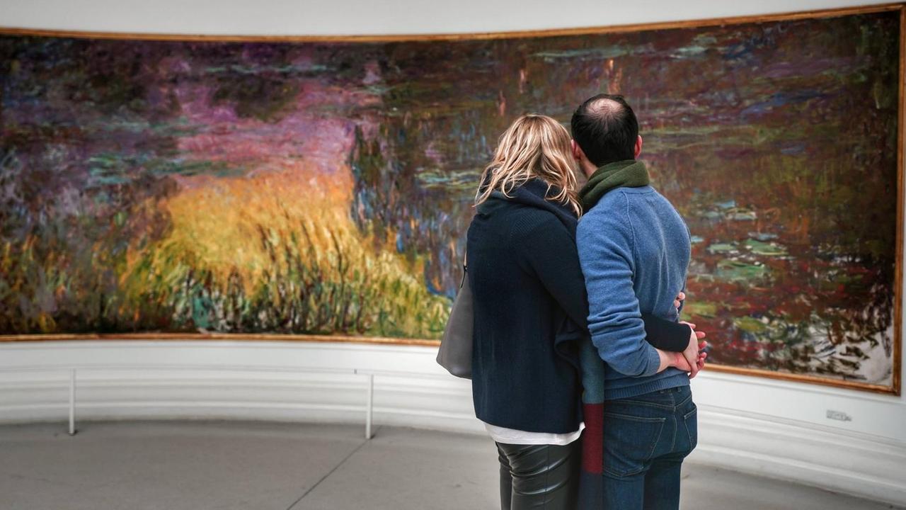 Ein Pärchen im Museum betrachtet die Wasserlilien von Claude Monet.