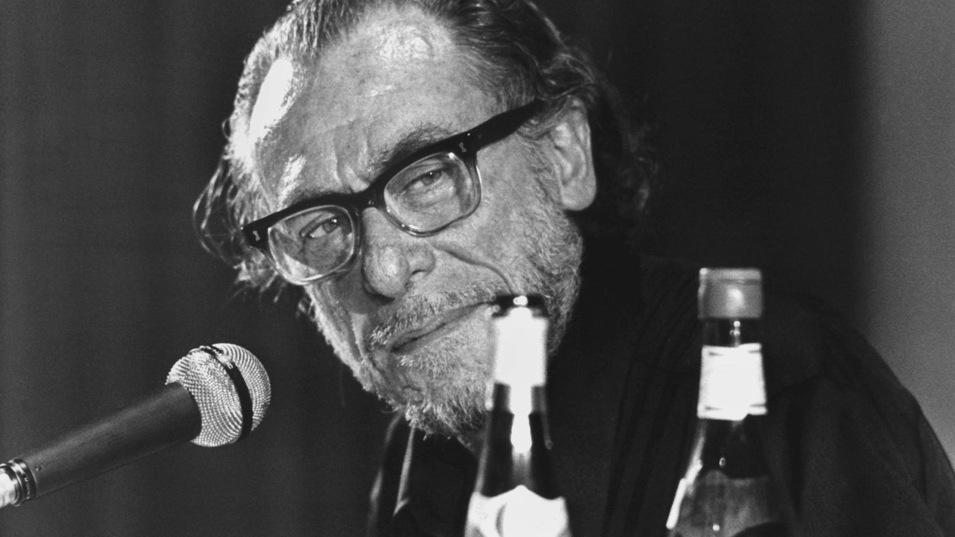 Der US-amerikanische Schriftsteller Charles Bukowski, aufgenommen am 19. Mai 1978 während einer Lesung in Hamburg