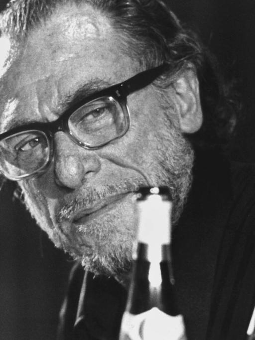 Der US-amerikanische Schriftsteller Charles Bukowski, aufgenommen am 19. Mai 1978 während einer Lesung in Hamburg