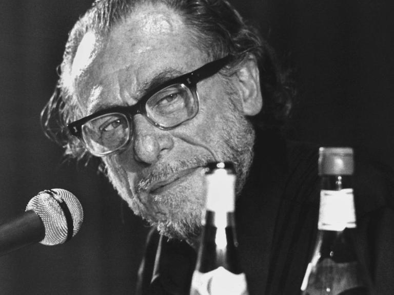 Der US-amerikanische Schriftsteller Charles Bukowski, aufgenommen am 19. Mai 1978 während einer Lesung in Hamburg