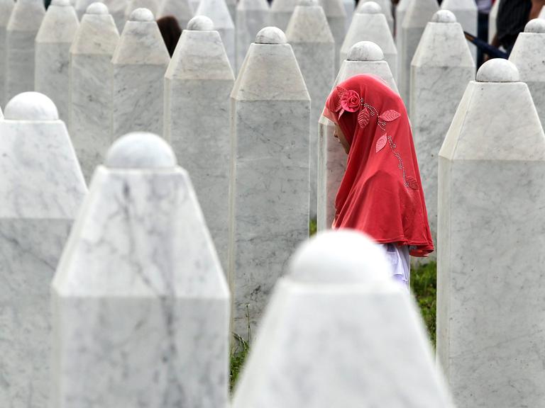 Ein muslimisches Mädchen im Potocari Memorial Centre bei der Beerdigung von 175 neu identifizierten Opfern am 11.07.2014