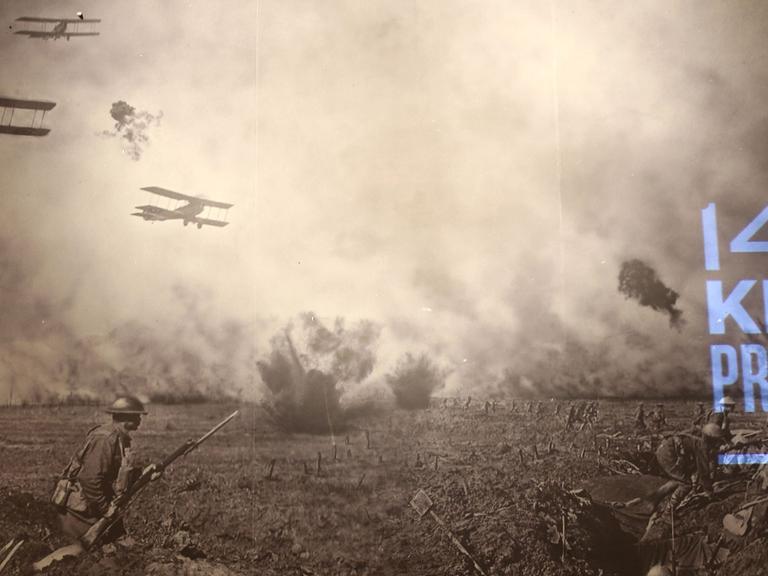 Eine Kompositfotografie von Frank Hurley mit dem Titel "Over the top" aus dem Jahre 1917, auf welche das Ausstellungslogo "Krieg und Propaganda" projiziert wird. Die Ausstellung "Krieg und Propaganda wird vom 20. Juni bis 2. November 2014 gezeigt wird.