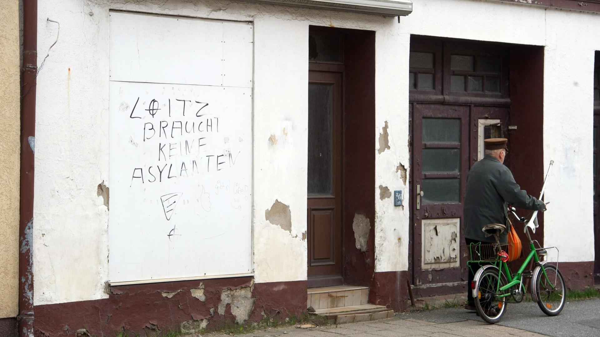 An einem leerstehenden Haus in Loitz (Mecklenburg-Vorpommern) steht der Schriftzug "Loitz braucht keine Asylanten".