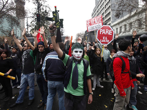 Demonstranten in Santiago de Chile während des Generalstreiks am 25.8.2011
