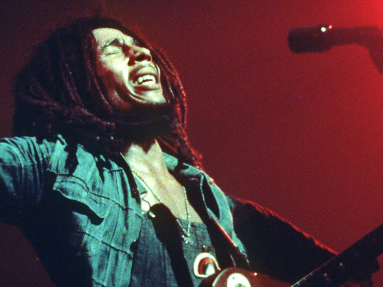Der jamaikanische Reggae-Musiker Bob Marley während eines Konzertes.