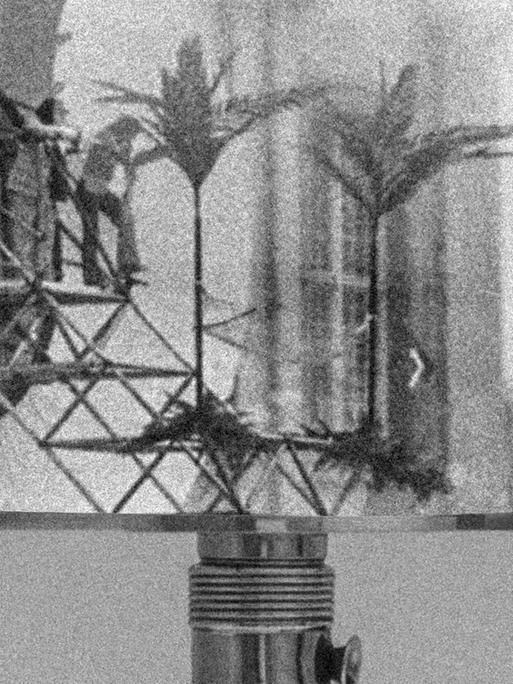 Das Bild zeigt eine Collage, auf der ein Bauhaus-Klassiker, die Wagenfeld-Lampe, zu sehen ist.
