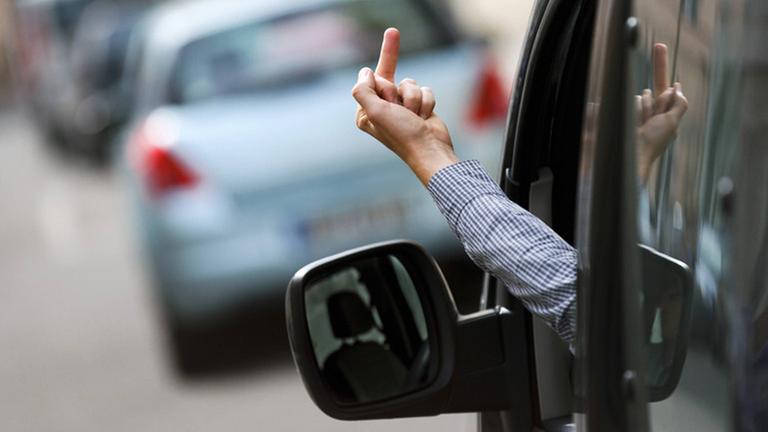 Gestellte Aufnahme. Ein Autofahrer zeigt seinen Mittelfinger einem anderen Verkehrsteilnehmer aus dem Fenster eines Autos. Berlin, 13.08.2014. Berlin Deutschland PUBLICATIONxINxGERxSUIxAUTxONLY Copyright: xThomasxTrutschelx asked Recording a Motorists shows his Middle finger a others Road users out the Window a Cars Berlin 13 08 2014 Berlin Germany PUBLICATIONxINxGERxSUIxAUTxONLY Copyright xThomas