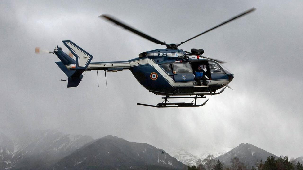 Ein Hubschrauber der Gendarmerie in der Nähe der Unglücksstelle