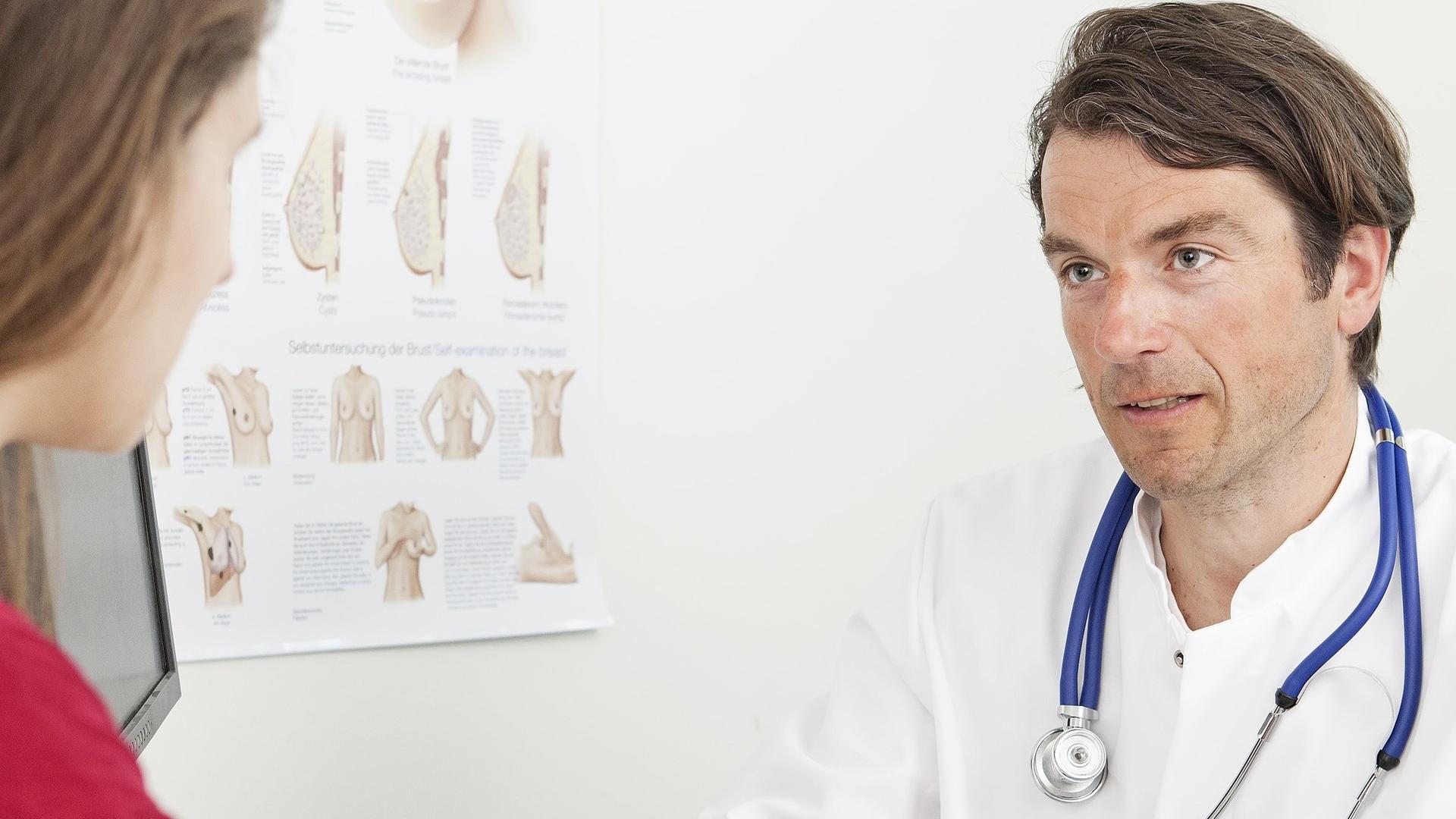 Ein Arzt spricht mit seiner Patientin.