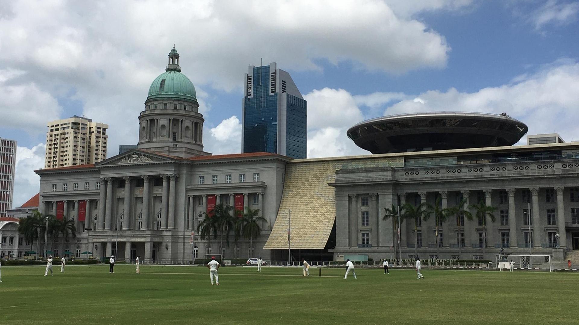 Cricket-Spieler vor der National Gallery in Singapur