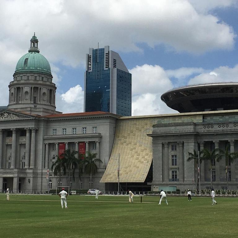 Cricket-Spieler vor der National Gallery in Singapur