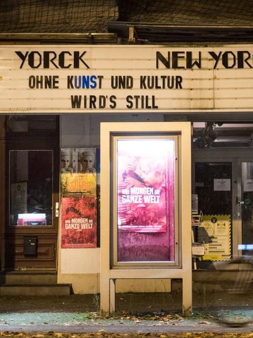 Der Schriftzug "Ohne Kunst und Kultur wird's still" steht an der Fassade des Yorck Kinos in Berlin Kreuzberg.