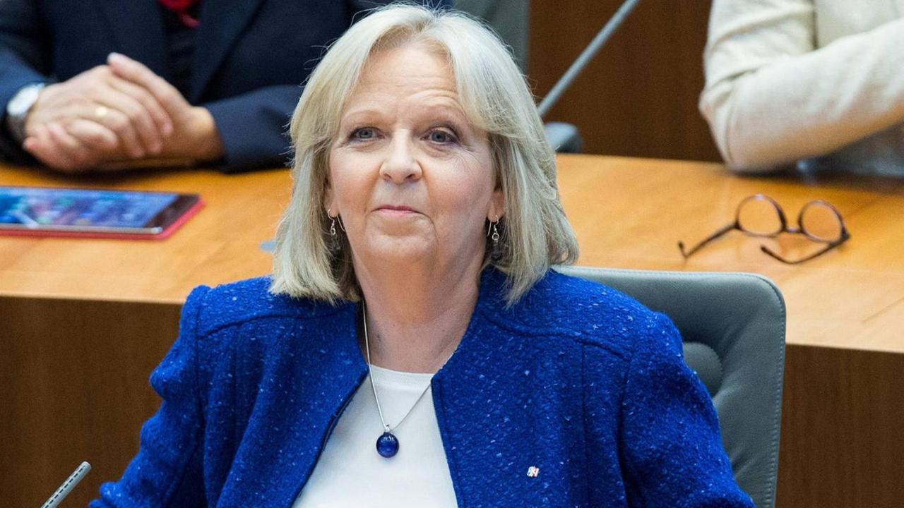 Die ehemalige Ministerpräsidentin von Nordrhein-Westfalen, Hannelore Kraft (SPD), auf ihrem Abgeordnetenplatz im Landtag in Düsseldorf