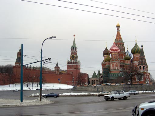 Der Rote Platz in Moskau mit der Basilius-Kathedrale rechts im Bild