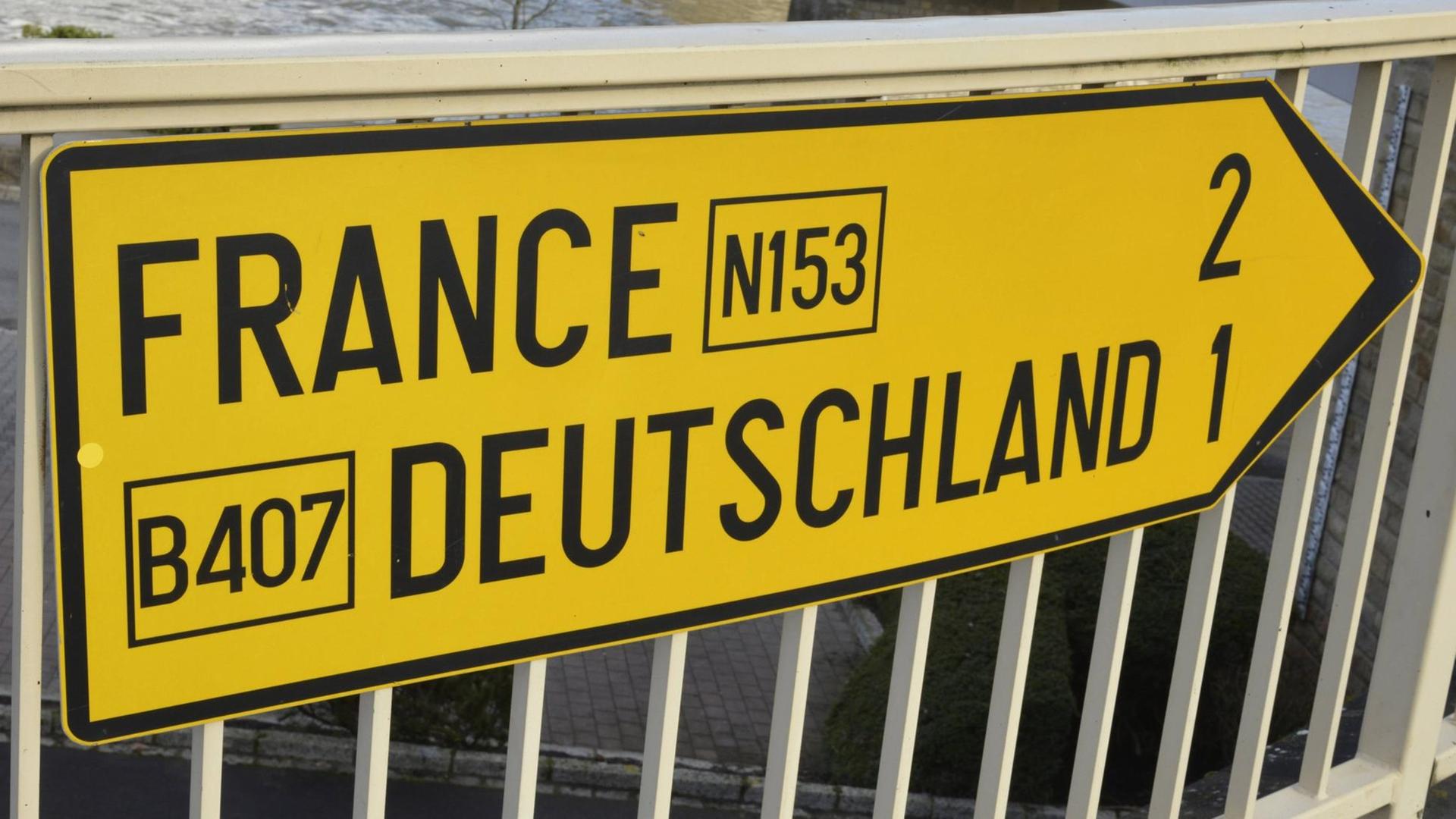 Wegweiser nach deutschland und nach Frankreich , aufgenommen in Schengen in Luxemburg am 07.03.2016. Signs after Germany and after France Date in Schengen in Luxembourg at 07 03 2016