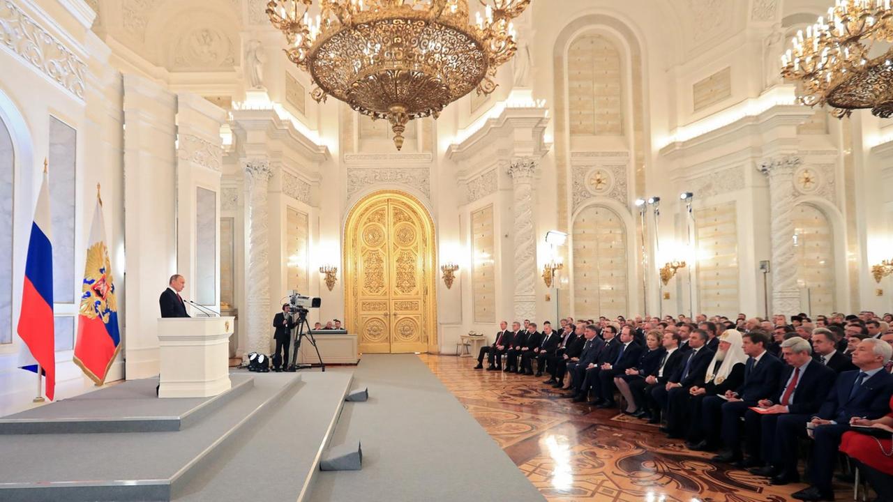 Wladimir Putin bei seiner 13. Rede zur Lage der Nation im goldverzierten Geogijevskij-Saal des Kreml Wladimir Putin bei seiner 13. Rede zur Lage der Nation im goldverzierten Geogijevskij-Saal des Kreml