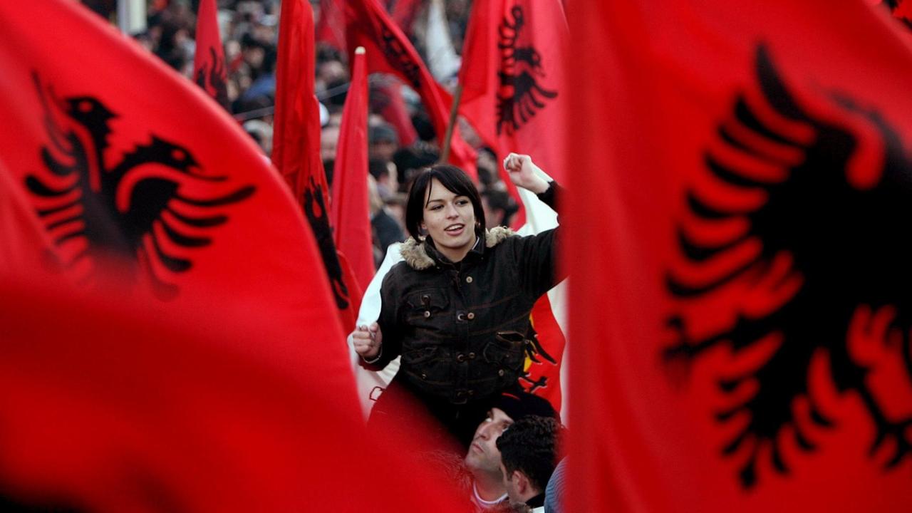 Kosovo-Albaner schwenken albanische Flaggen und feiern die Unabhängigkeit des Kosovo am 17. Februar 2008 in Pristina.