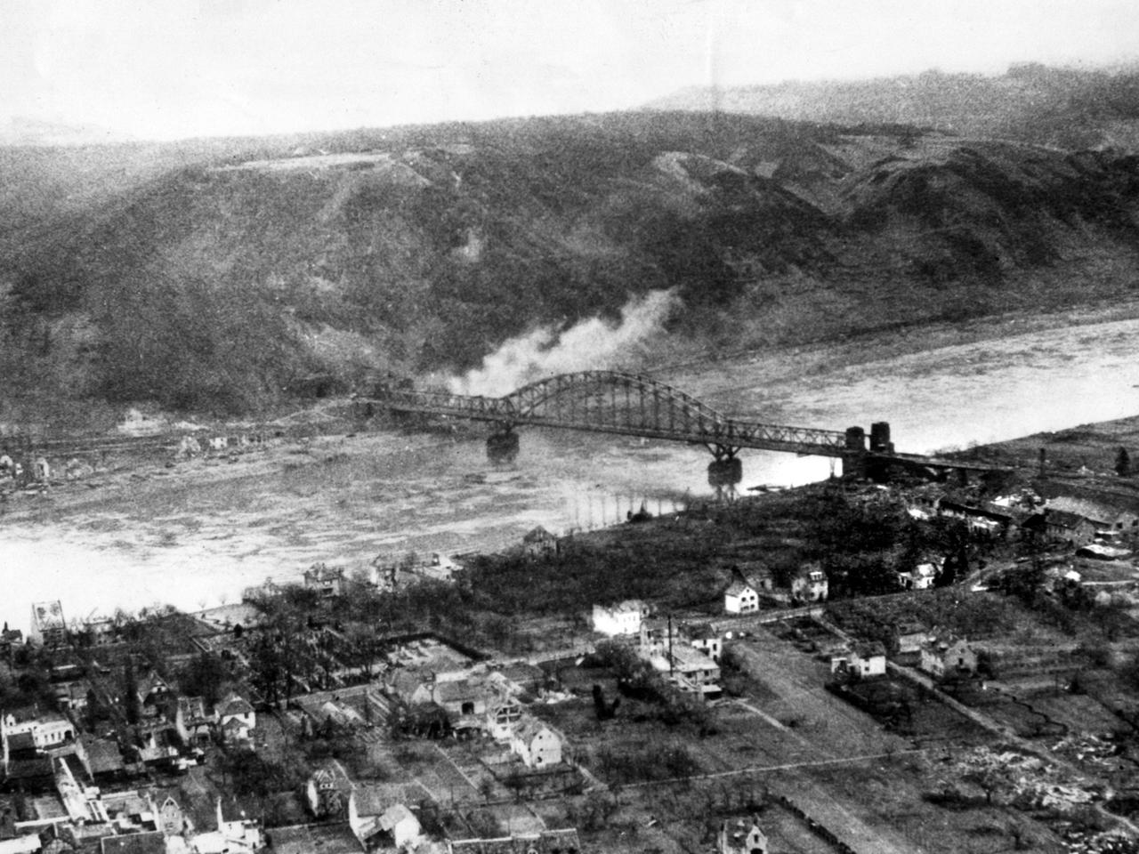 Schwarz-weiß-Foto von der Brücke in Remagen, aufgenommen im März 1945.