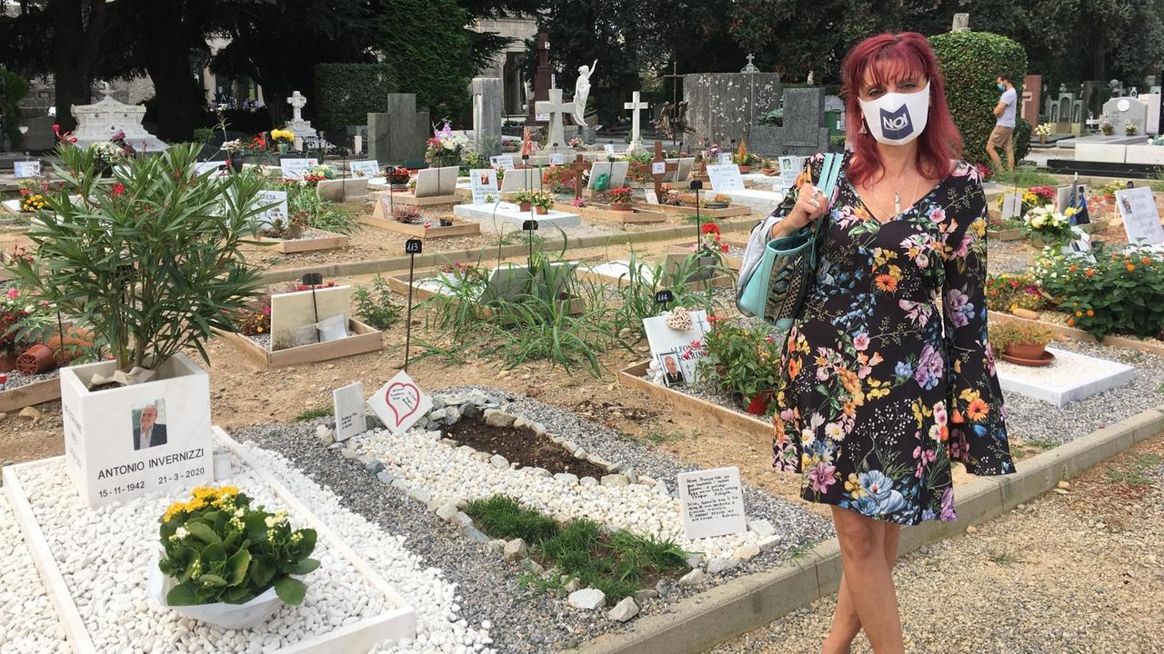 Consuelo Locati ist Anwältin von "Noi Denunceremo", einer Organisation für Hinterbliebene von Covid-19-Opfern. Sie steht mit Maske vor Gräbern auf dem Friedhof von Bergamo