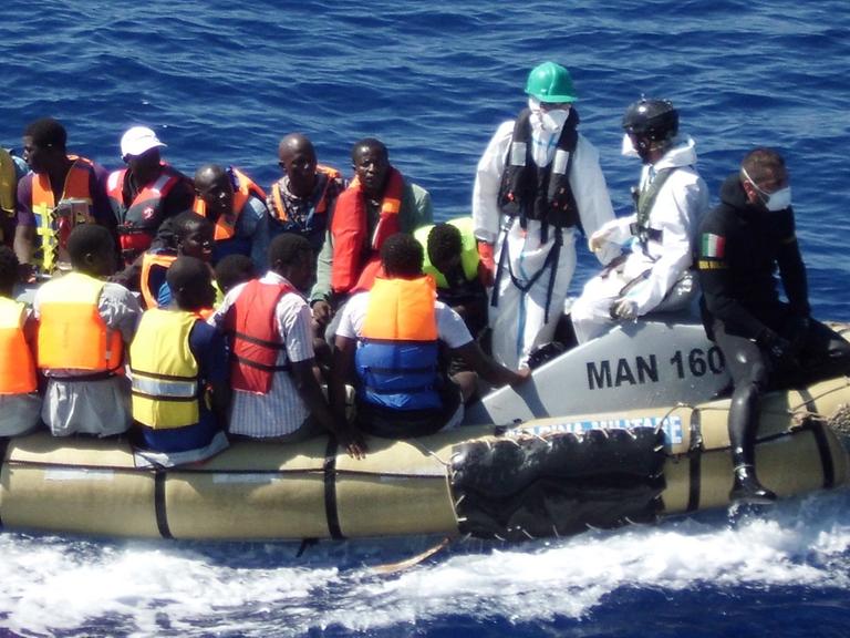 Ein Foto der italienischen Marine vom 14.09.2014 zeigt gerettete Flüchtlinge aus Afrika