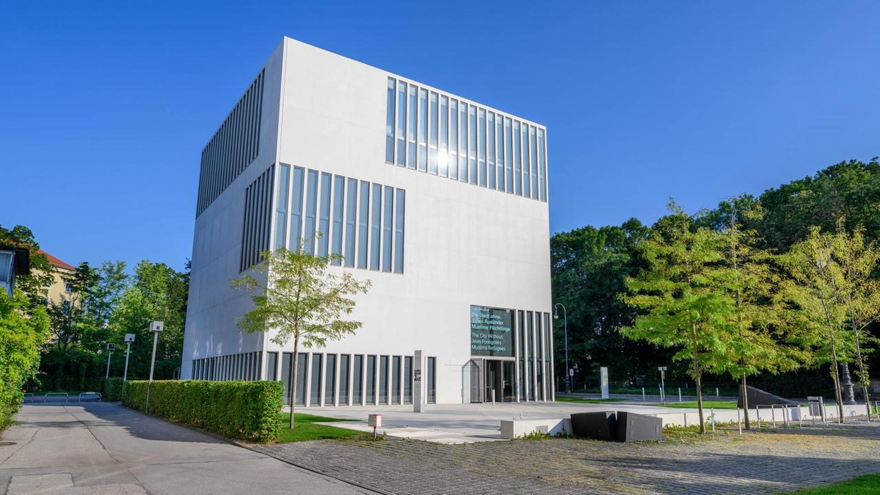 Das NS-Dokumentationszentrum am Max-Mannheimer-Platz in München. Ein kubusförmiges Gebäude aus Beton.