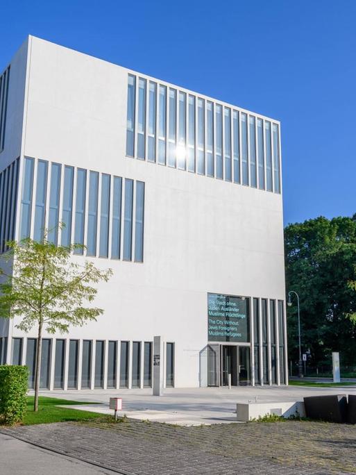 Das NS-Dokumentationszentrum am Max-Mannheimer-Platz in München. Ein kubusförmiges Gebäude aus Beton.