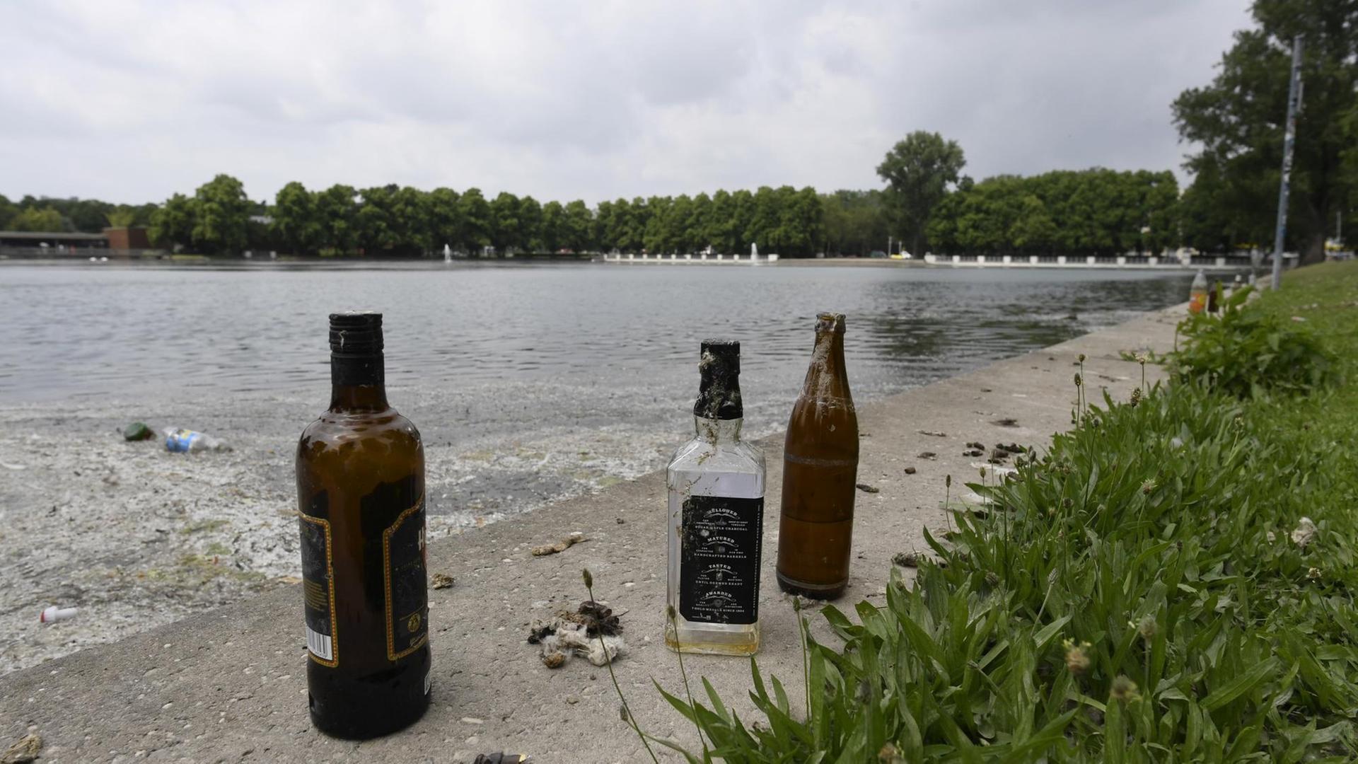 Das foto zeigt leere Flaschen am Aachener Weiher in Köln. Das foto zeigt leere Flaschen am Aachener Weiher in Köln.