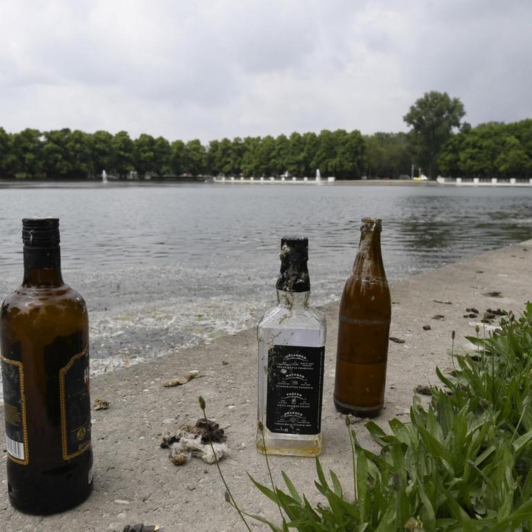 Leere Flaschen sind die letzten Überreste einer Party am Aachener Weiher in Köln.
