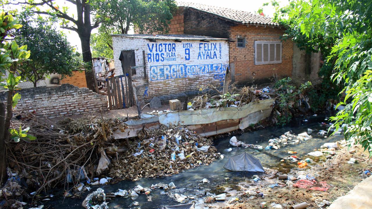 Ein vermüllter Bach im Armenviertel Bañado. Viele leben dort vom Abfall-Recycling, müssen selbst aber ohne Müllabfuhr auskommen.