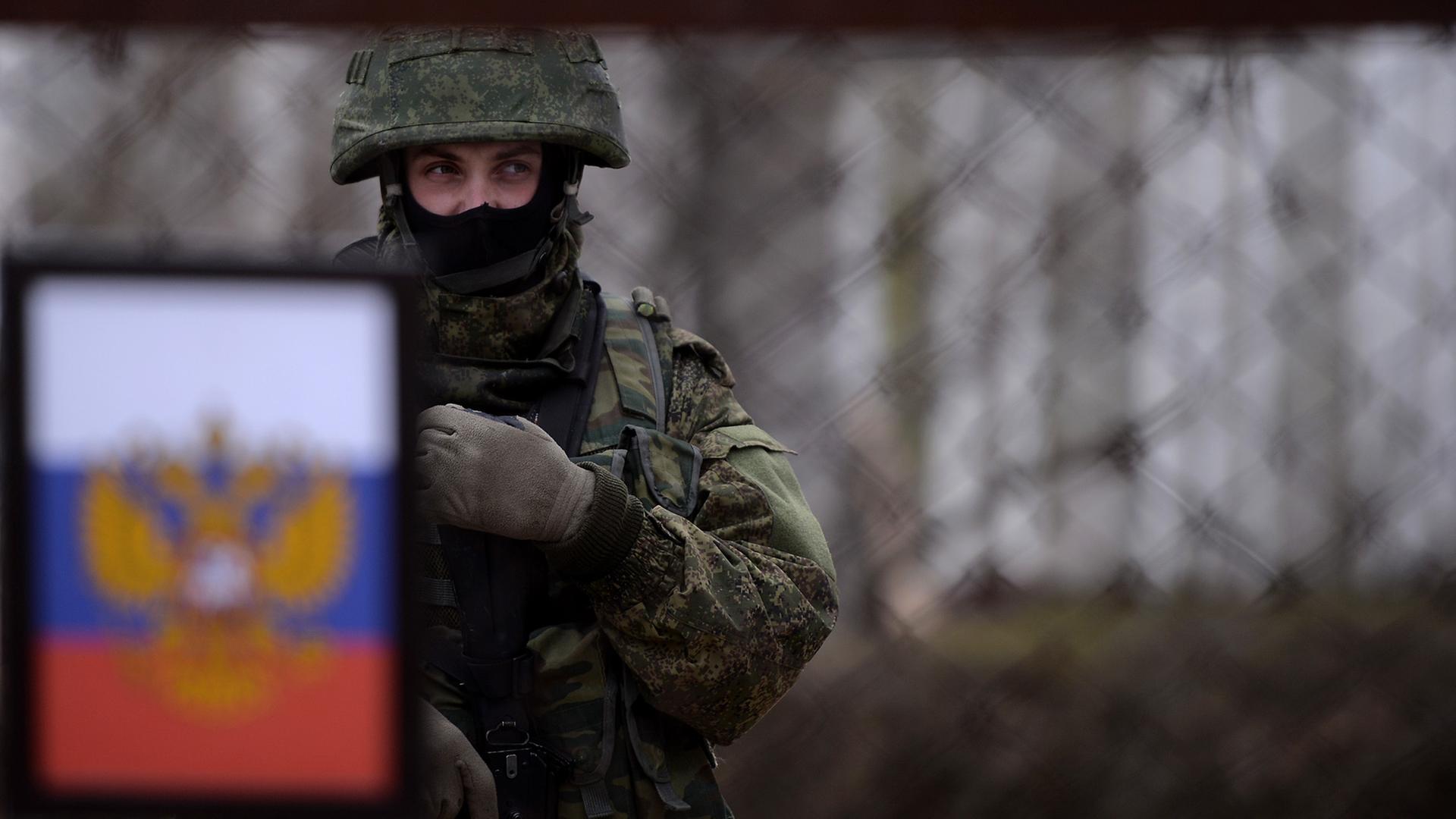 Ein russischer Soldat am ukrainischen Marinestützpunkt Novoozerne