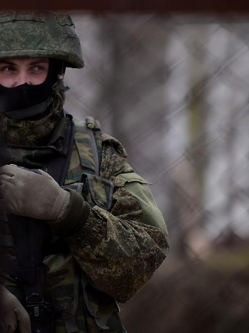 Ein russischer Soldat am ukrainischen Marinestützpunkt Novoozerne