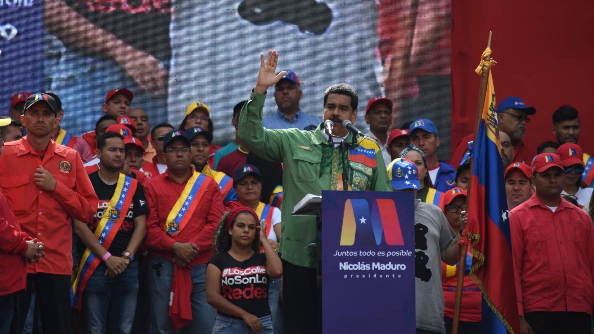 Der venezolanische Präsident Nicolas Maduro spricht vor Anhängern auf einer Kundgebung in der Hauptstadt Caracas