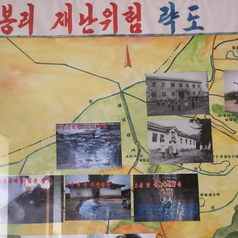 Eine Fotowand des Roten Kruez in Nordkorea