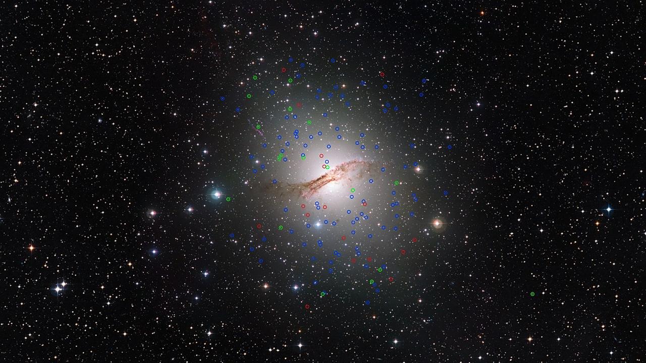 Die Galaxie Centaurus A wird von zahllosen Kugelsternhaufen umgeben, darunter auch vielen "dunklen" Exemplaren