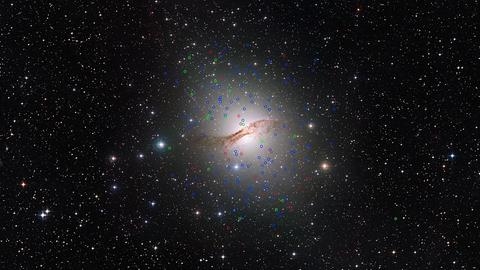 Die Galaxie Centaurus A wird von zahllosen Kugelsternhaufen umgeben, darunter auch vielen "dunklen" Exemplaren