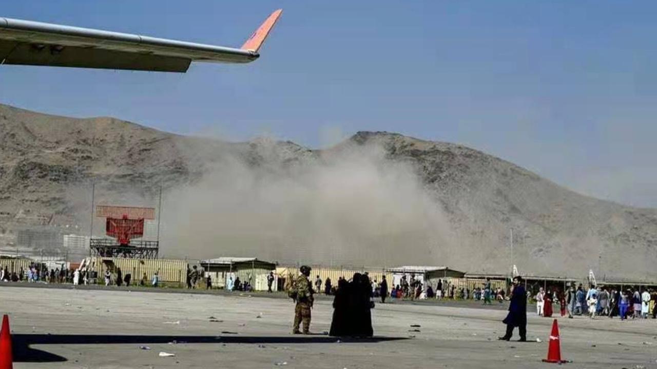 Rauch steigt auf nach einem Anschlag auf dem Kabuler Flughafen.