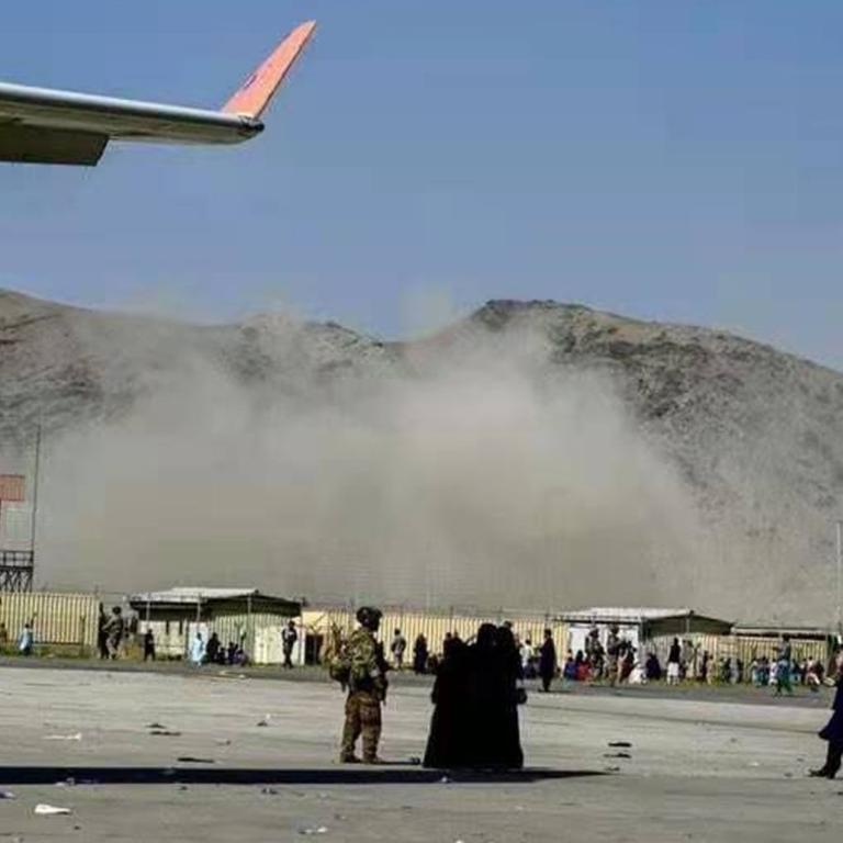 Rauch steigt auf nach einem Anschlag auf dem Kabuler Flughafen.