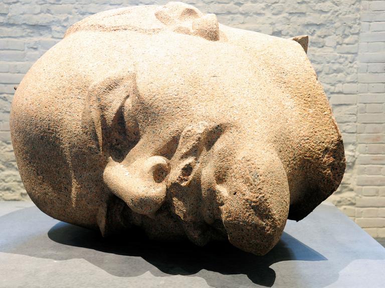 Der Kopf der ehemaligen Ost-Berliner Lenin-Statue war in der Ausstellung "Enthüllt, Berlin und seine Denkmäler" in der Zitadelle Spandau in Berlin zu sehen.
