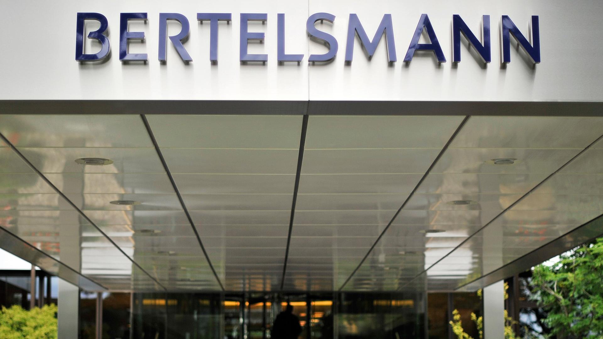 Der Eingang zur Konzernzentrale der Bertelsmann AG in Gütersloh.